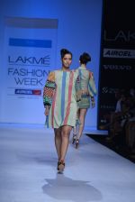 Model walk the ramp for Debarun Show at Lakme Fashion Week 2013 Day 1 in Grand Hyatt, Mumbai on 22nd March 2013 (52).JPG